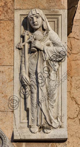 Piacenza, il Duomo, facciata: scultura del protiro del portale maggiore.