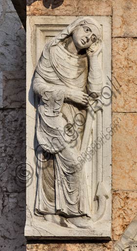Piacenza, il Duomo, facciata: scultura del protiro del portale maggiore.