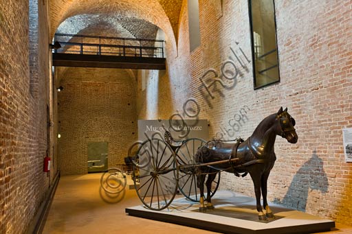 Piacenza, Palazzo Farnese, Musei Civici, Museo delle Carrozze: sulky e statua di cavallo.