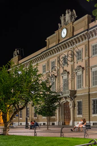 Piacenza, Palazzo Vescovile: veduta notturna della facciata.