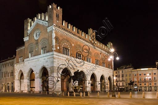 Piacenza, Piazza dei Cavalli: veduta serale di Palazzo Gotico e i monumenti equestri ai Farnese (Ranuccio e Alessandro), opera di Francesco Mochi da Montevarchi.