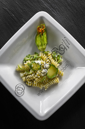 Un piati di fusilli con sugo di zucchine e mozzarella.