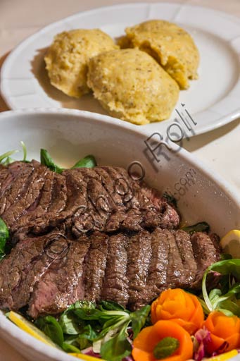  Valtellina typical recipes: beef stew and polenta taragna.