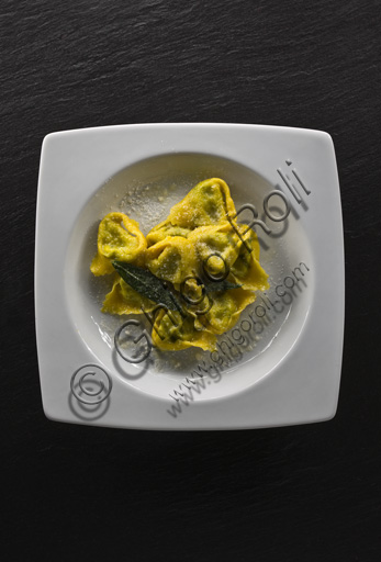 Piatto di tortelloni di magro conditi con burro e salvia. 