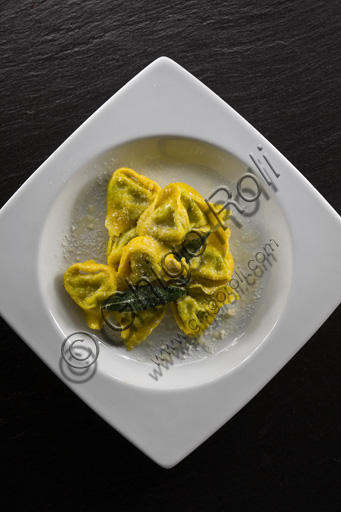 Piatto di tortelloni di magro conditi con burro e salvia. 