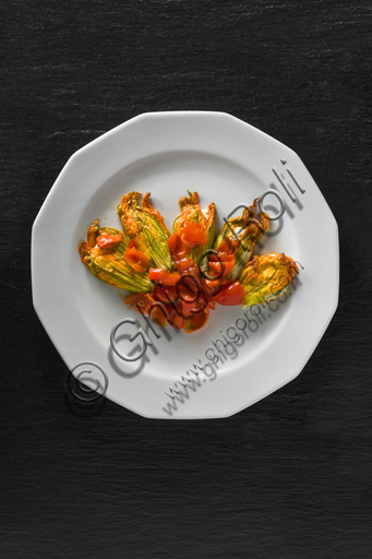  A plate of  baked zucchini (courgettes) with tomatoes.