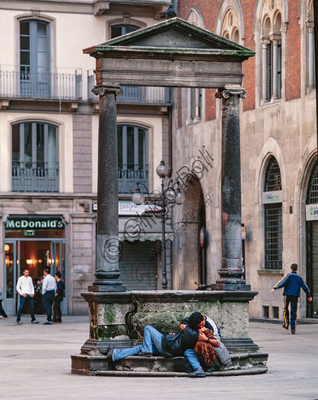 Piazza dei Mercanti: well curb.