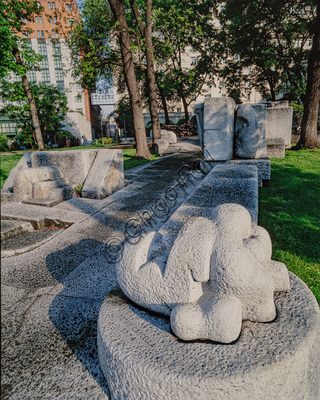Piazza della Repubblica : monumento in pietra a Giuseppe Mazzini, composizione aperta di Pietro Cascella (1973-74).