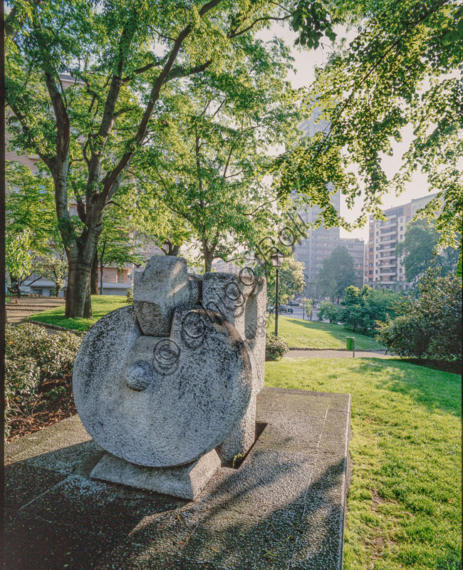  Piazza della Repubblica: stone monument to Giuseppe Mazzini, open composition by Pietro Cascella (1973-74).