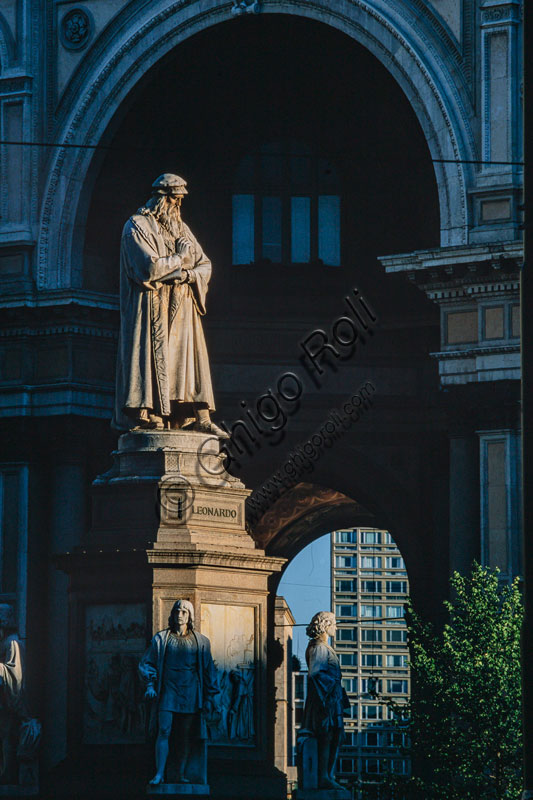 Piazza della Scala: il monumento a Leonardo da Vinci realizzato a metà Ottocento da Pietro Magni.