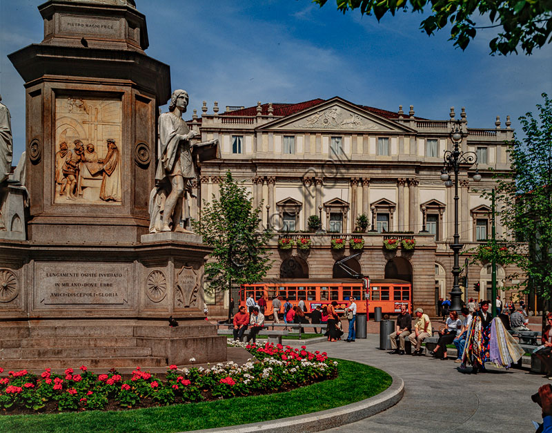 Piazza della Scala: Teatro alla Scala, progettato da Giuseppe Piermarini (1776-8). In primo piano il monumento a Leonardo da Vinci realizzato a metà Ottocento da Pietro Magni.