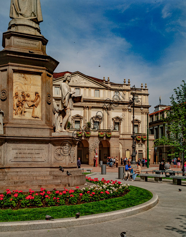 Piazza della Scala: Teatro alla Scala, progettato da Giuseppe Piermarini (1776-8). In primo piano il monumento a Leonardo da Vinci realizzato a metà Ottocento da Pietro Magni.