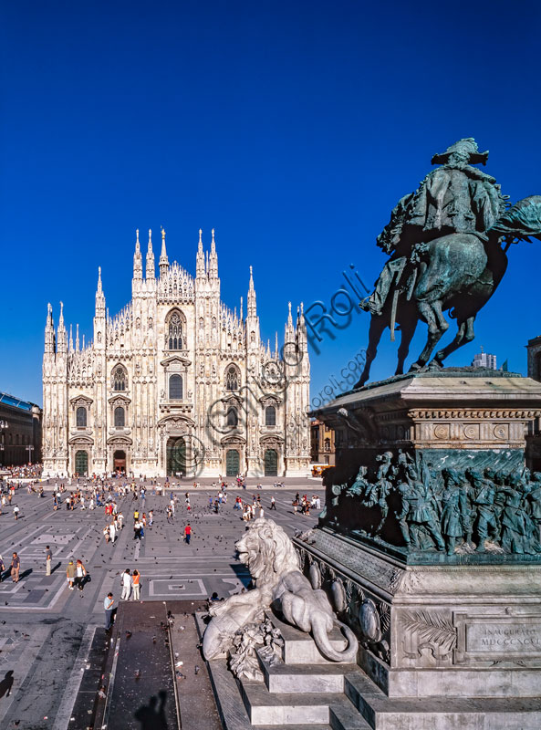  Piazza Duomo: the facade of the Duomo and, in the foreground, the statue dedicated to Vittorio Emanuele II (1879 - 1896), in bronze for the statue and for the high reliefs, and in Carrara marble and granite for the base. The sculptor Ercole Rosa died before having finished it. The work was completed under the direction of Ettore Ferrari. 