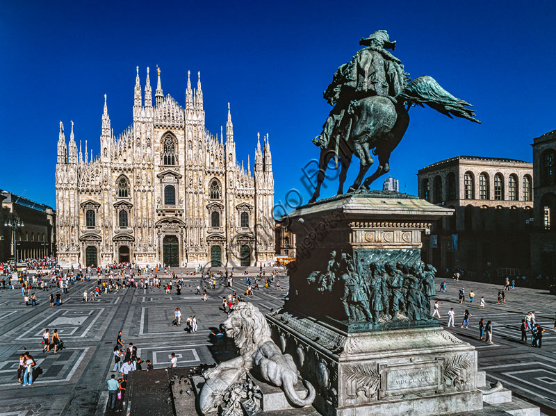  Piazza Duomo: the facade of the Duomo and, in the foreground, the statue dedicated to Vittorio Emanuele II (1879 - 1896), in bronze for the statue and for the high reliefs, and in Carrara marble and granite for the base. The sculptor Ercole Rosa died before having finished it. The work was completed under the direction of Ettore Ferrari. 