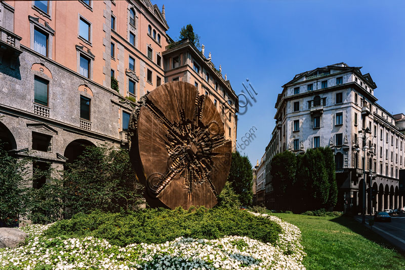 Piazza Meda: il “Grande Disco”, opera di Arnaldo Pomodoro (1980).