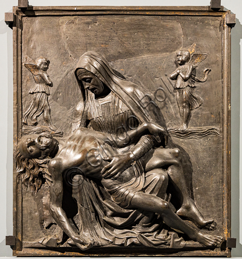 “Pietà”, di Pietro Lombardo, altorilievo in bronzo, 1490 circa. Ai lati della Vergine sono presenti due angioletti dolenti che fluttuano su nuvole.