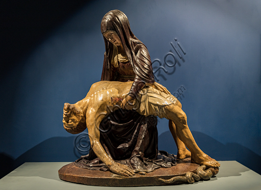 “Pietà”, scultura in legno di noce di Lorenzo di Pietro detto il Vecchietta, 1445.  Caratteristica di quest’opera è il serpente schiacciato dai piedi di Cristo morto, una chiara alluzione alla redenzione dal peccato orginale grazie al sacrificio di Gesù. 