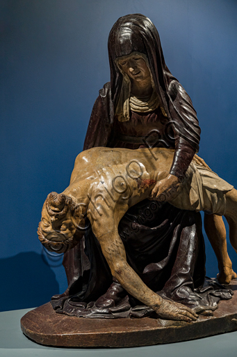 “Pietà”, scultura in legno di noce di Lorenzo di Pietro detto il Vecchietta, 1445.  Caratteristica di quest’opera è il serpente schiacciato dai piedi di Cristo morto, una chiara alluzione alla redenzione dal peccato orginale grazie al sacrificio di Gesù. Particolare.