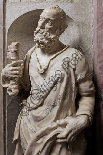 Genoa, Duomo (St. Lawrence Cathedral), inside, Cybo chapel (northern arm of the transept), Funerary Monument of Archbishop Giuliano Cybo: "Jesus Christ enthroned, between Saint Peter (left) and Saint Paul (right)", statue by Giangiacomo and Guglielmo Della Porta, and by Niccolò Da Corte (1533 - 1537). Detail of St. Peter.