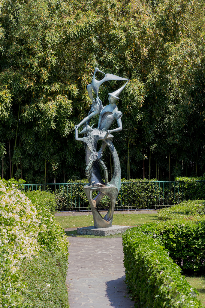 Parco di Pinocchio: statua in bronzo "Pinocchio e la Fata" di Emilio Greco.