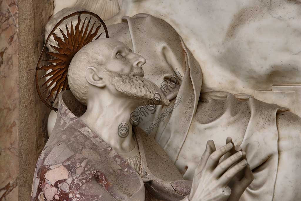 Chiesa di Santa Croce, Mausoleo di S. Pio V: un altorilievo in marmo bianco con Resurrezione e Pio V in preghiera. Su disegno di Giovanni Antonio Buzzi (1568-1571). Particolare di Pio V orante.