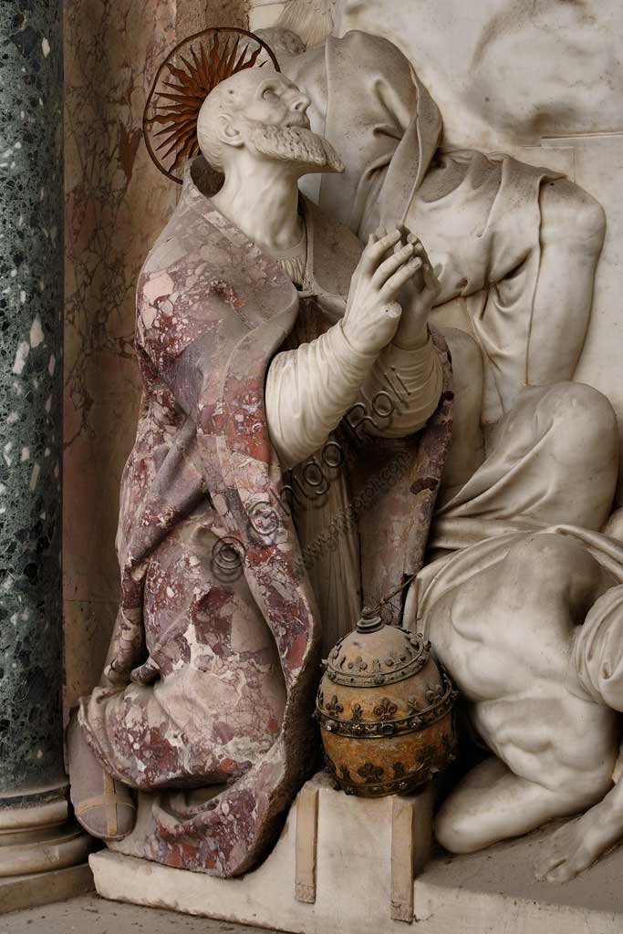 Chiesa di Santa Croce, Mausoleo di S. Pio V: un altorilievo in marmo bianco con Resurrezione e Pio V in preghiera. Su disegno di Giovanni Antonio Buzzi (1568-1571). Particolare di Pio V orante.