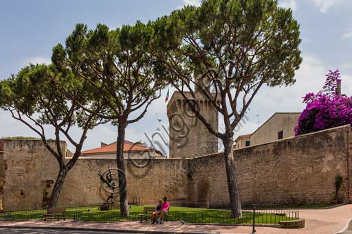 Piombino, centro storico: il Torrione, il Rivellino e statua dedicata a Icaro di Alessandro Romano.