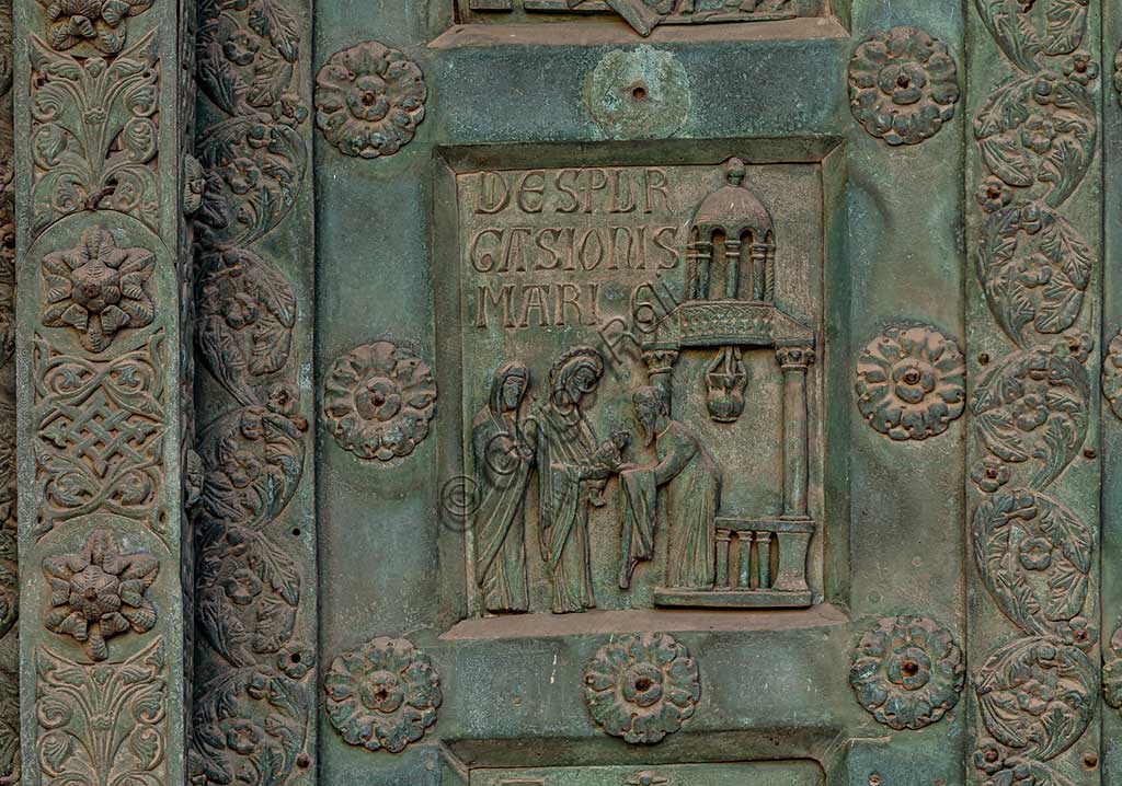 Duomo di Monreale, Porta di Bonanno Pisano (1185-6): formella bronzea con "La Presentazione di Gesù al Tempio" (scena dal Nuovo Testamento).La porta è firmata: "Bonanno civis pisanus". Iconograficamente nei cinque ordini inferiori vi sono scene del Vecchio Testamento, sette dedicate alla storia di Adamo ed Eva, e altre sei ad altrettante coppie di profeti mentre nei cinque superiori scene del Nuovo, al sommo Cristo e Maria nella gloria del Paradiso.