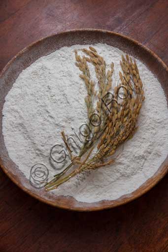 Prodotto tipico: farina di riso di Jolanda di Savoia (capitale del riso della zona del Delta del Po).