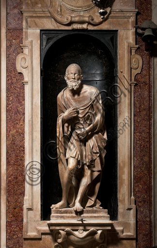 Genova, Duomo (Cattedrale di S. Lorenzo),  Cappella di San Giovanni, parete Est: "il Profeta Abacuc", di Matteo Civitali, 1496, statua in marmo entro nicchia.