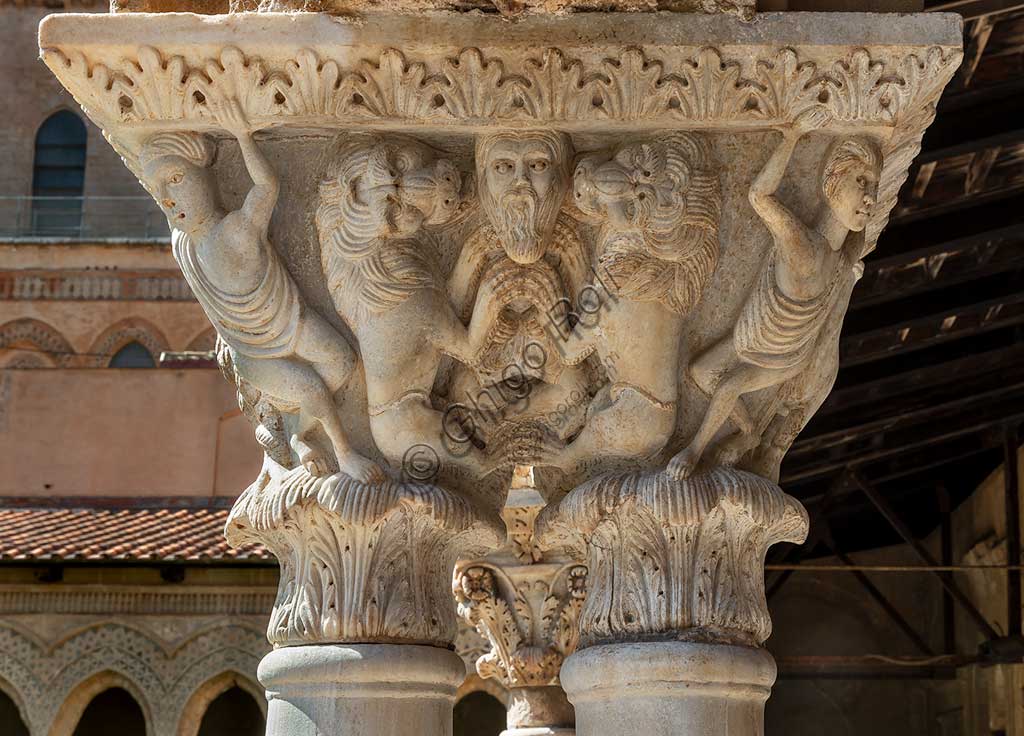 Monreale, Duomo, chiostro del monastero benedettino (XII secolo): capitello E 13, faccia Sud; "Il profeta Daniele tra i leoni".