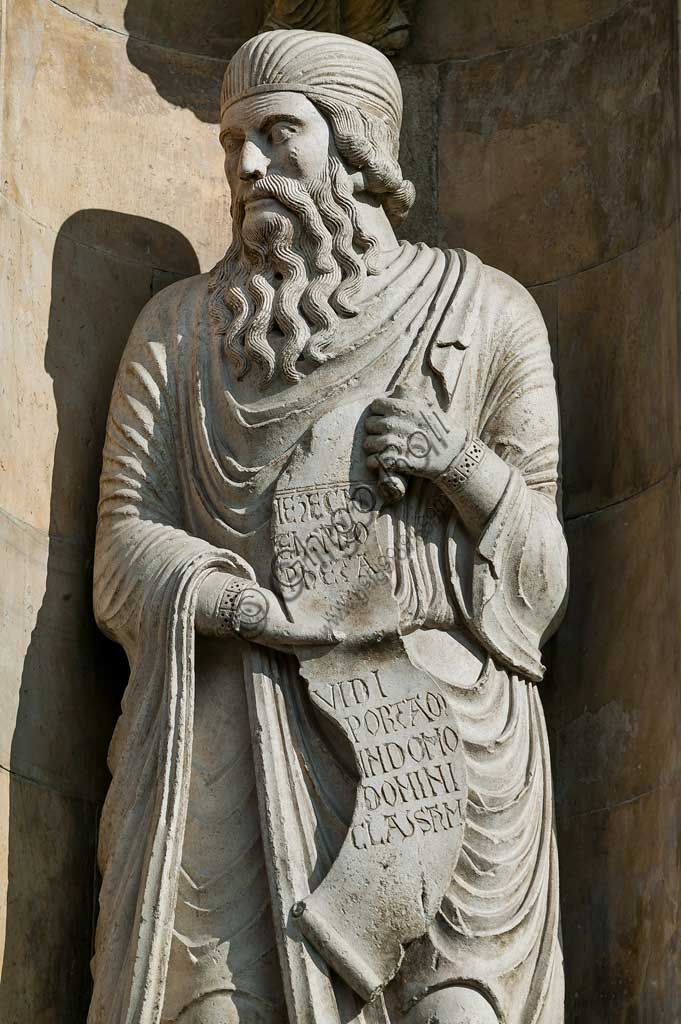 Fidenza, Duomo (Cattedrale di S. Donnino), Facciata: "Profeta Ezechiele", scultura di Benedetto Antelami. Particolare.