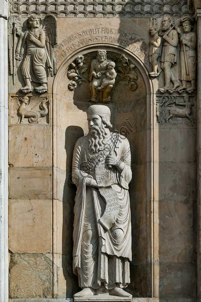 Fidenza, Duomo (Cattedrale di S. Donnino), Facciata: "Profeta Ezechiele", scultura di Benedetto Antelami.