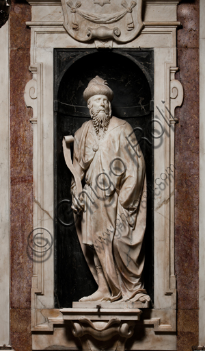 Genova, Duomo (Cattedrale di S. Lorenzo),  Cappella di San Giovanni,  parete ovest: "Profeta Isaia", di Matteo Civitali, 1496, statua in marmo entro nicchia.