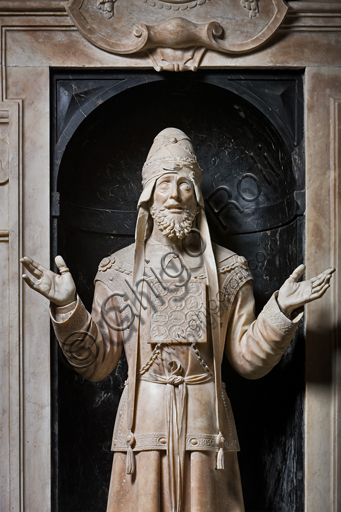 Genova, Duomo (Cattedrale di S. Lorenzo),  Cappella di San Giovanni, parete Est: "il Profeta Zaccaria", di Matteo Civitali, 1496, statua in marmo entro nicchia. Particolare.