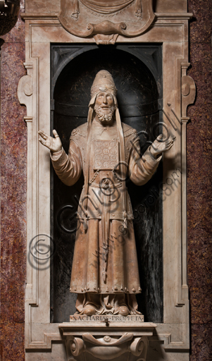 Genova, Duomo (Cattedrale di S. Lorenzo),  Cappella di San Giovanni, parete Est: "il Profeta Zaccaria", di Matteo Civitali, 1496, statua in marmo entro nicchia.