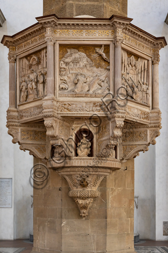 Basilica di Santa Croce, navata destra: "Pulpito con scene della vita di S. Francesco", di Benedetto da Maiano (1481 circa). Decorato da cinque formelle scolpite a bassorilievo, con scene della vita del Santo, a forte effetto di profondità grazie all'uso sapiente della prospettiva. Sotto ciascuna formella si trovano delle nicchie con statuette delle Virtù.