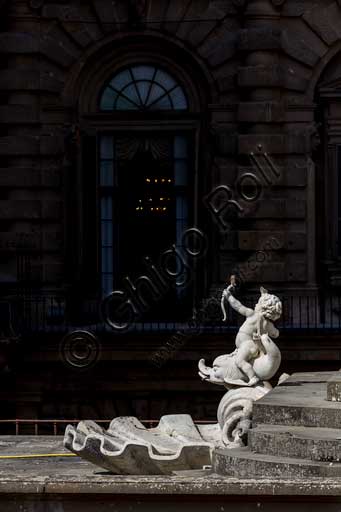 Firenze, Palazzo Pitti, Giardini di Boboli, la Fontana del Carciofo: particolare con putto.