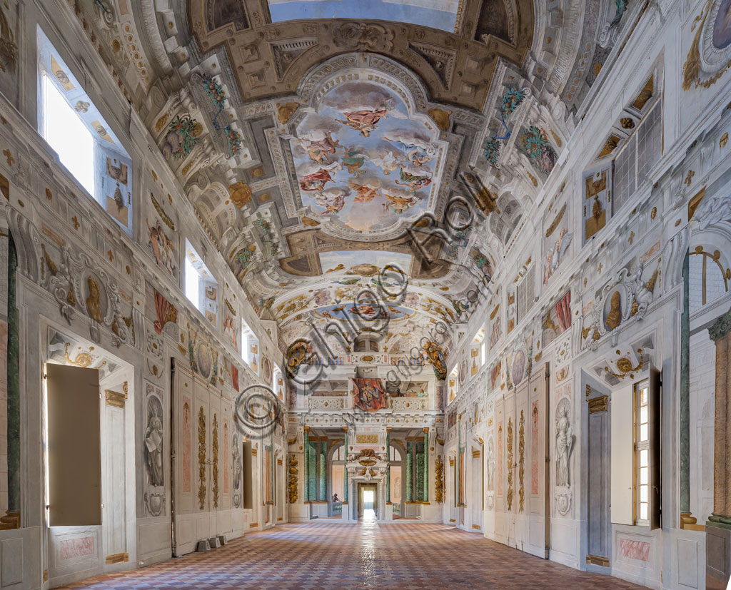 Sassuolo, Palazzo Ducale Estense, Salone delle Guardie: il salone con le "quadrature bolognesi"  di Angelo Michele Colonna, Agostino Mitelli, Baldassarre Bianchi e Gian Giacomo Monti. Al centro: "Le Muse presentano ad Apollo le opere letterarie promosse dai Duchi d'Este”. Veduta verso la parete nord-est.