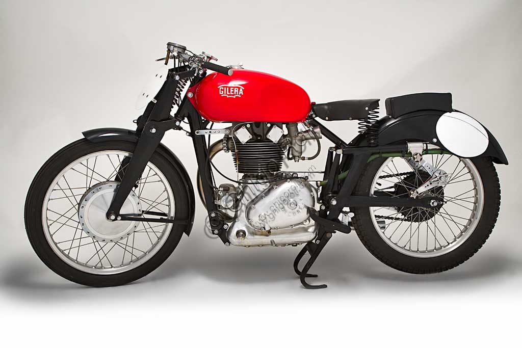 Moto d'epoca Gilera Saturno Sanremo.Marca: Gileramodello: Saturno Sanremo (Corsa Ufficiale Casa)nazione: Italia - Arcoreanno: 1947 - 8condizioni: restauratacilindrata: 498,7 (alesaggio e corsa 84 x 90)motore: monocilindrico cambio: a quattro rapportiDerivata direttamente dai modelli anteguerra VT e VTE, conosciuti come "Quattro Bulloni" e "Otto Bulloni" la Saturno fu progettata dall'Ing. Giuseppe Salmaggi che ne disegnò ogni particolare, tra cui quel basamento curvilineo che, per gli estimatori della Casa, è un vero capolavoro. La Saturno fu il modello di maggior successo della Gilera e, fra tutte le Saturno, la Sanremo è la più rara, ricercata dai collezionisti e riprodotta dai falsari. Prende il nome dal circuito dove vinse per quattro edizioni consecutive, dal debutto del '47. Nonostante i trionfi dei quattro cilindri, la Gilera tenne in produzione il Sanremo per molti anni grazie alla sua maggiore agilità nei circuiti tortuosi e alla grande coppia a qualsiasi régime. Questa moto regalò un numero sconfinato di vittorie a Nello Pagani e Umberto Masetti, ambedue campioni del mondo, e ancora a Clemencigh, Milani, Bandirola....