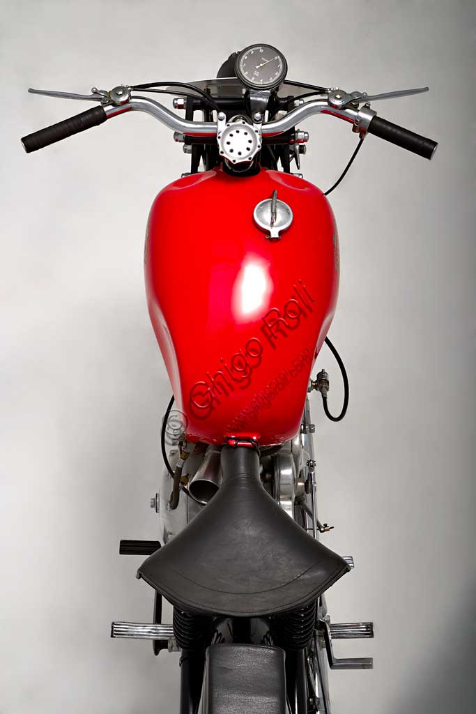 Moto d'epoca Gilera Saturno Sanremo.Marca: Gileramodello: Saturno Sanremo (Corsa Ufficiale Casa)nazione: Italia - Arcoreanno: 1947 - 8condizioni: restauratacilindrata: 498,7 (alesaggio e corsa 84 x 90)motore: monocilindrico cambio: a quattro rapportiDerivata direttamente dai modelli anteguerra VT e VTE, conosciuti come "Quattro Bulloni" e "Otto Bulloni" la Saturno fu progettata dall'Ing. Giuseppe Salmaggi che ne disegnò ogni particolare, tra cui quel basamento curvilineo che, per gli estimatori della Casa, è un vero capolavoro. La Saturno fu il modello di maggior successo della Gilera e, fra tutte le Saturno, la Sanremo è la più rara, ricercata dai collezionisti e riprodotta dai falsari. Prende il nome dal circuito dove vinse per quattro edizioni consecutive, dal debutto del '47. Nonostante i trionfi dei quattro cilindri, la Gilera tenne in produzione il Sanremo per molti anni grazie alla sua maggiore agilità nei circuiti tortuosi e alla grande coppia a qualsiasi régime. Questa moto regalò un numero sconfinato di vittorie a Nello Pagani e Umberto Masetti, ambedue campioni del mondo, e ancora a Clemencigh, Milani, Bandirola....