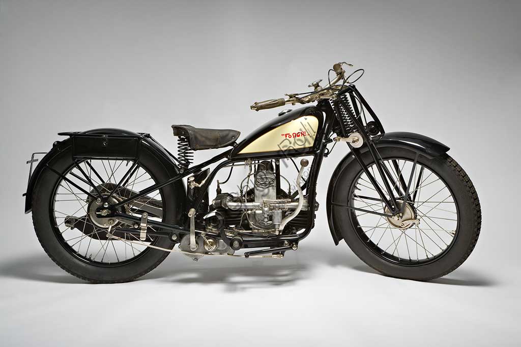 Moto d'epoca Fongri Sport Lusso 575Marca: Fongri modello: Sport Lusso 575nazione: Italia - Torinoanno: 1929condizioni: restauratacilindrata: 575cc. (alesaggio e corsa 70 x 75)motore: a due cilindri contrapposti in senso longitudinalea valvole lateralicambio: a tre rapportiLa Fongri (di Fontana e Grignani) si distingue fin dall'inizio, siamo nel 1910, per la grande precisione e la cura di ogni dettaglio. Questa ricerca quasi maniacale della qualità, portando a costruire ogni particolare internamente, ha fatto nascere motociclette stupende, ma le ha contemporaneamente messe fuori mercato decretandone, a causa degli alti prezzi, lo scarso successo commerciale fino alla fine avvenuta nei primi anni '30. E' uno dei primi esemplari di moto italiane con serbatoio sopra canna. Monta motore Anzani, freni a tamburo su entrambe le ruote oltre a un freno a nastro sulla ruota posteriore, forcella a parallelogramma, serbatoio dell' olio separato sotto la canna, volano esterno, sollevamento sul cavalletto mediante leva a mano.