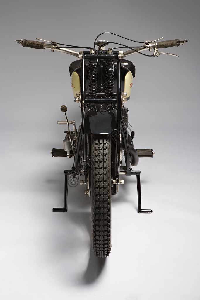 Moto d'epoca Fongri Sport Lusso 575Marca: Fongri modello: Sport Lusso 575nazione: Italia - Torinoanno: 1929condizioni: restauratacilindrata: 575cc. (alesaggio e corsa 70 x 75)motore: a due cilindri contrapposti in senso longitudinalea valvole lateralicambio: a tre rapportiLa Fongri (di Fontana e Grignani) si distingue fin dall'inizio, siamo nel 1910, per la grande precisione e la cura di ogni dettaglio. Questa ricerca quasi maniacale della qualità, portando a costruire ogni particolare internamente, ha fatto nascere motociclette stupende, ma le ha contemporaneamente messe fuori mercato decretandone, a causa degli alti prezzi, lo scarso successo commerciale fino alla fine avvenuta nei primi anni '30. E' uno dei primi esemplari di moto italiane con serbatoio sopra canna. Monta motore Anzani, freni a tamburo su entrambe le ruote oltre a un freno a nastro sulla ruota posteriore, forcella a parallelogramma, serbatoio dell' olio separato sotto la canna, volano esterno, sollevamento sul cavalletto mediante leva a mano.