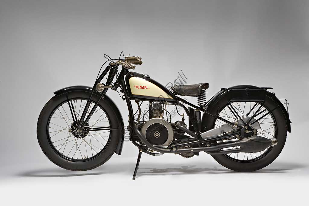 Moto d'epoca Fongri Sport Lusso 575Marca: Fongri modello: Sport Lusso 575nazione: Italia - Torinoanno: 1929condizioni: restauratacilindrata: 575cc. (alesaggio e corsa 70 x 75)motore: a due cilindri contrapposti in senso longitudinalea valvole lateralicambio: a tre rapportiLa Fongri (di Fontana e Grignani) si distingue fin dall'inizio, siamo nel 1910, per la grande precisione e la cura di ogni dettaglio. Questa ricerca quasi maniacale della qualità, portando a costruire ogni particolare internamente, ha fatto nascere motociclette stupende, ma le ha contemporaneamente messe fuori mercato decretandone, a causa degli alti prezzi, lo scarso successo commerciale fino alla fine avvenuta nei primi anni '30. E' uno dei primi esemplari di moto italiane con serbatoio sopra canna. Monta motore Anzani, freni a tamburo su entrambe le ruote oltre a un freno a nastro sulla ruota posteriore, forcella a parallelogramma, serbatoio dell' olio separato sotto la canna, volano esterno, sollevamento sul cavalletto mediante leva a mano.