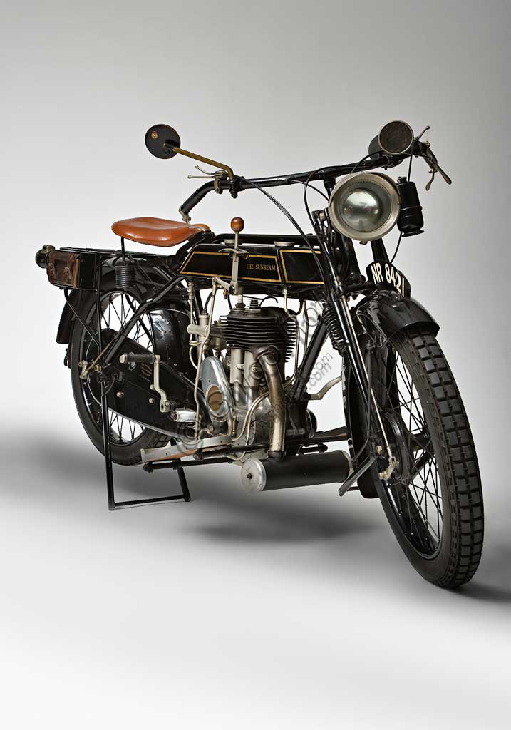 Moto d'epoca Sunbeam Model 5 Lusso 500Marca: Sunbeammodello: Model 5Lusso 500nazione: Regno Unito - Wolverhamptonanno: 1926condizioni: restauratacilindrata: 492 cc. (alesaggio e corsa 77 x 105,5)motore: monocilindrico a valvole lateralicambio: a tre velocitàJohn Marston, il fondatore della Sunbeam dal carattere severo, dopo aver iniziato come produttore di stoviglie smaltate, continuò come costruttore di biciclette, ma non guidò mai una moto nè un'automobile che giudicava troppo pericolose...Nonostante questo il suo perfezionismo si riflette nella alta qualità di tutte la produzione Sunbeam. Infatti le sue moto, che furono sempre più care delle altre, ebbero un loro fedele pubblico di estimatori. Il dettaglio qui raffigurato, del carter della catena con vaschetta interna per la lubrificazione, è un esempio di questa cura del dettaglio.Questa Model 5 è uno dei modelli più rappresentativi del periodo d'oro della Sunbeam. Dopo il '30 inizia un lungo declino che vede la Sunbeam prima assorbita dal gruppo AMC, poi dalla BSA e infine, nel 1964, chiusa.