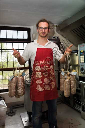 Radda in Chianti, Casa Porciatti (specialità gastronomiche del Chianti): Francesco Porciatti mostra salumi tipici della zona (salame e finocchiona).