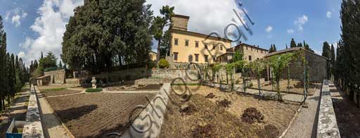 Radda in Chianti: Castello d'Albola (borgo medievale ora azienda con vigneti, cantine ed enoteca).