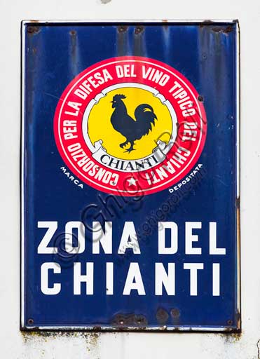  Radda in Chianti: sign with the iconic black rooster logo, seal of the Consorzio Chianti Classico.