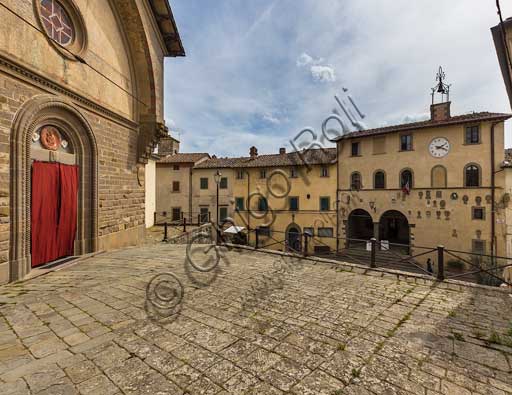 Radda in Chianti: la chiesta di San Niccolò. Sullo sfondo,  il Palazzo del Podestà, oggi sede del Comune, ornato di stemmi di diversi Podestà che si sono succeduti nel corso del tempo.