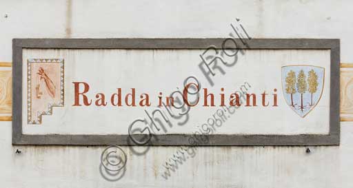 Radda in Chianti: nome del paese su una facciata.
